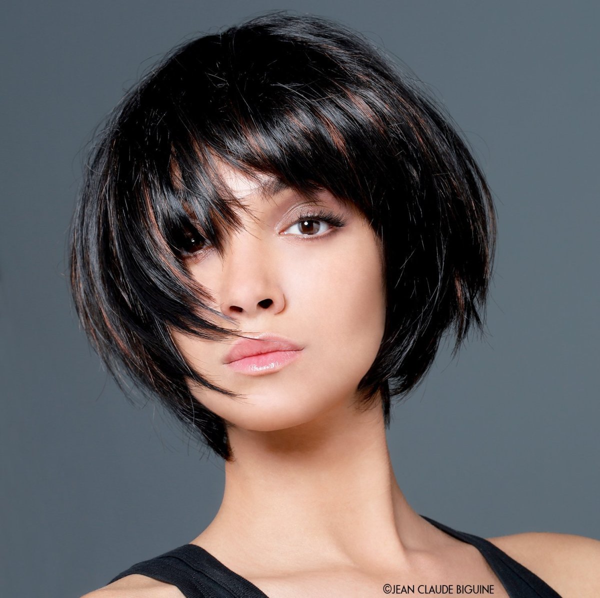 Стрижка каре с челкой на средние волосы для девочек-подростков