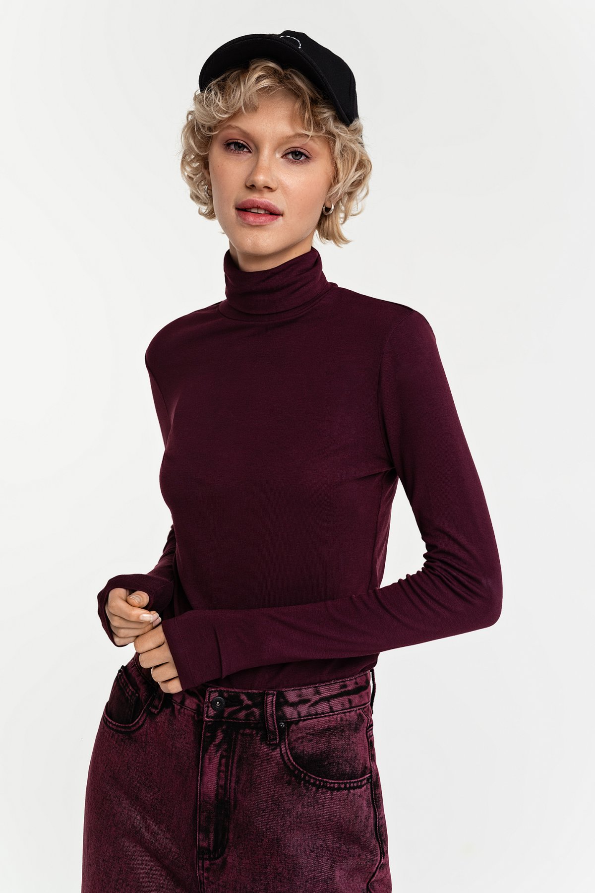 Бордовый джемпер образ