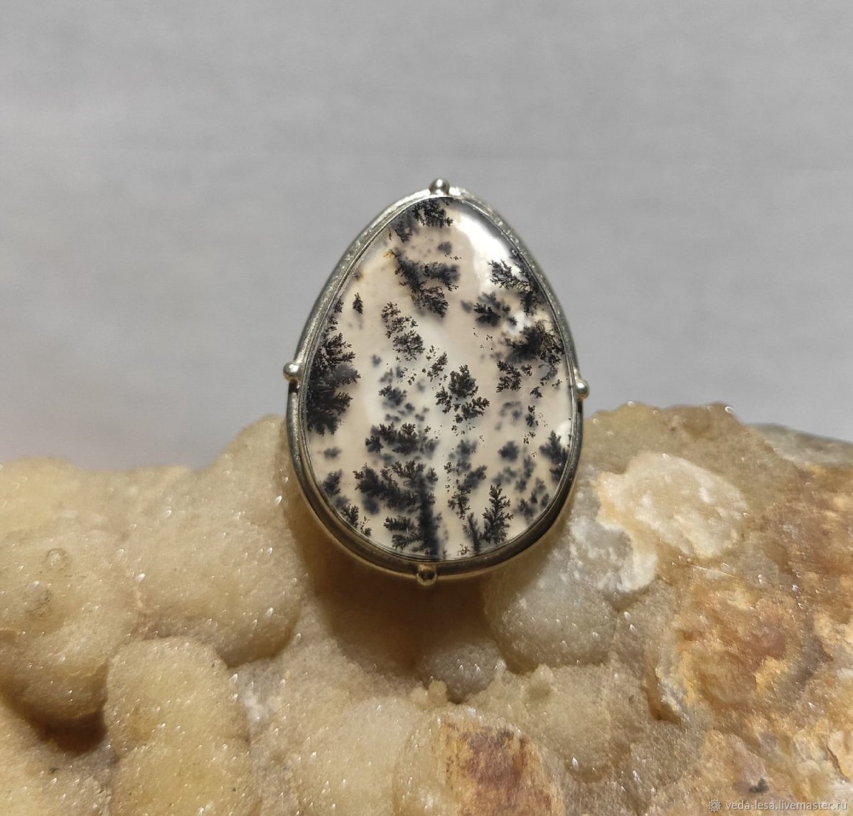 Камень в оправе