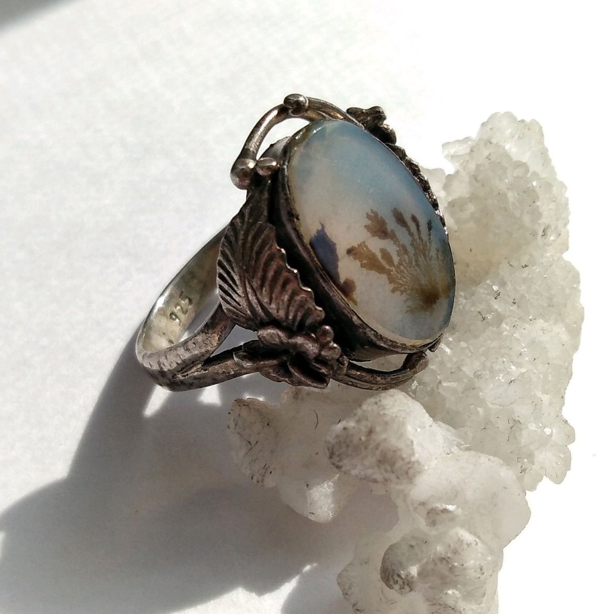 Моховый агат камень