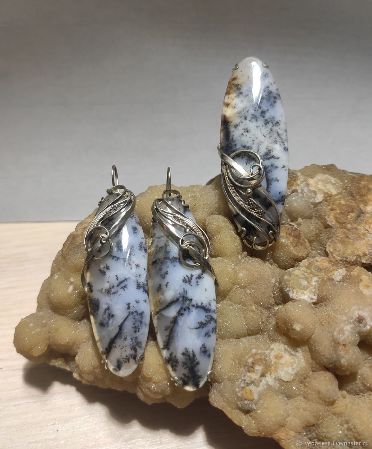 Моховой агат кольцо