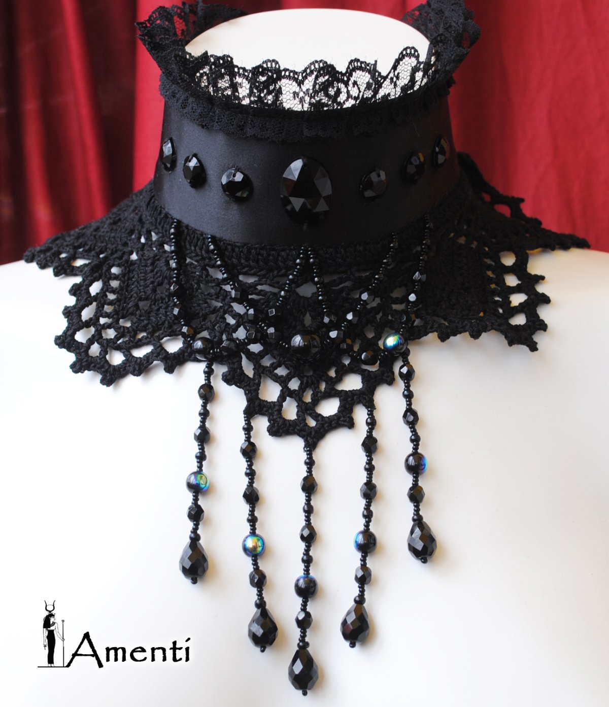 Готические украшения на шею в белом цвете