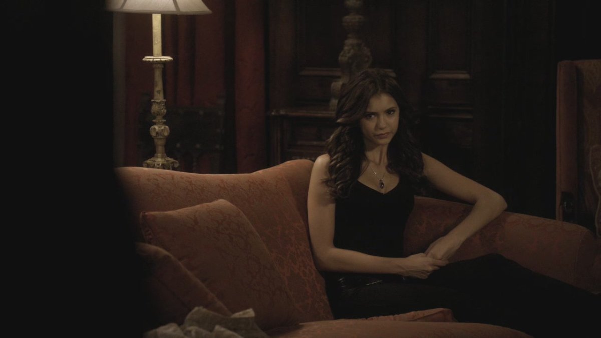 Кэтрин Пирс в склепе