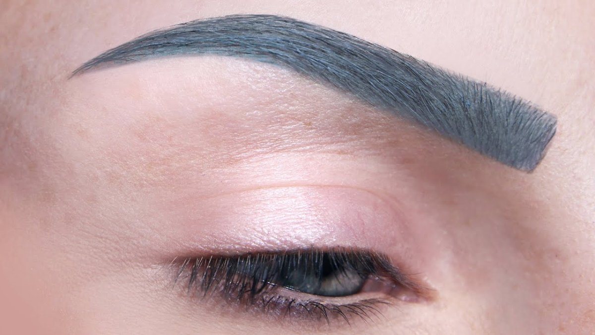 Пепельный цвет волос и зеленые глаза