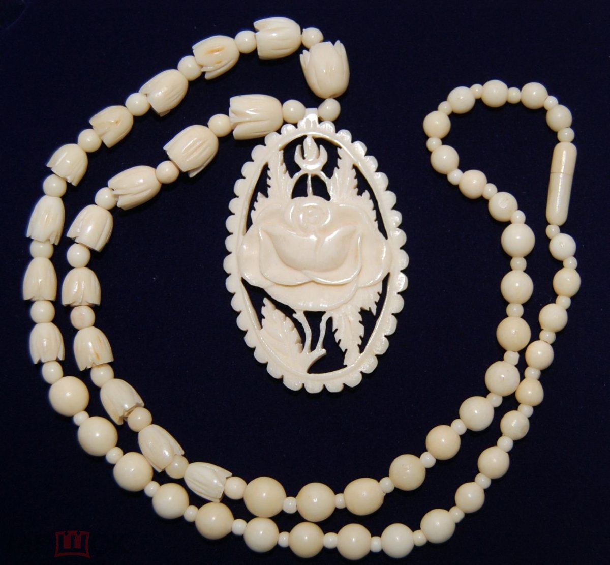 Узоры на костях ожерелье