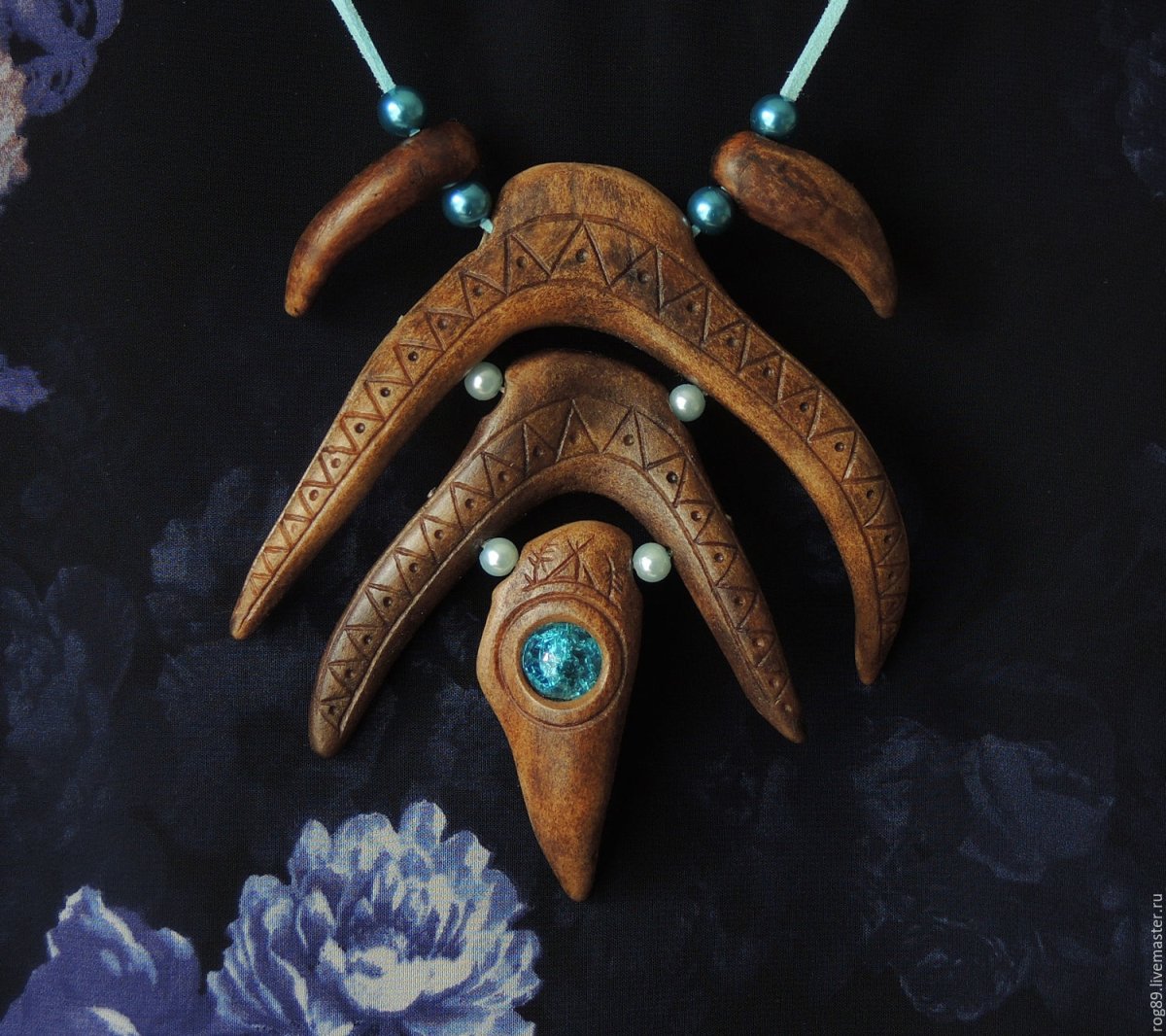 Подвеска из дерева