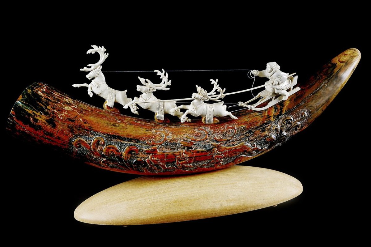 Резные украшения из слоновой кости