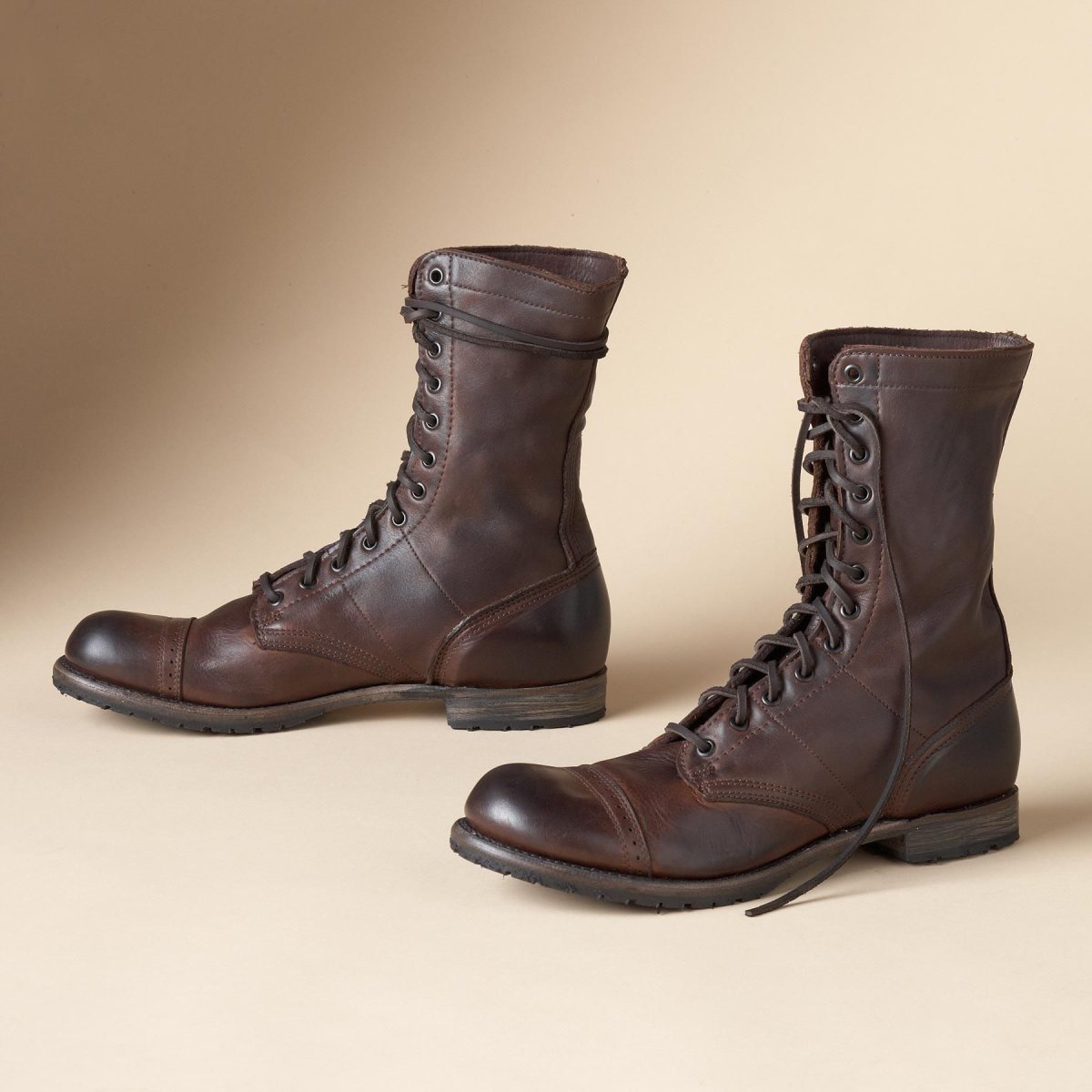 Парень в резиновых сапогах