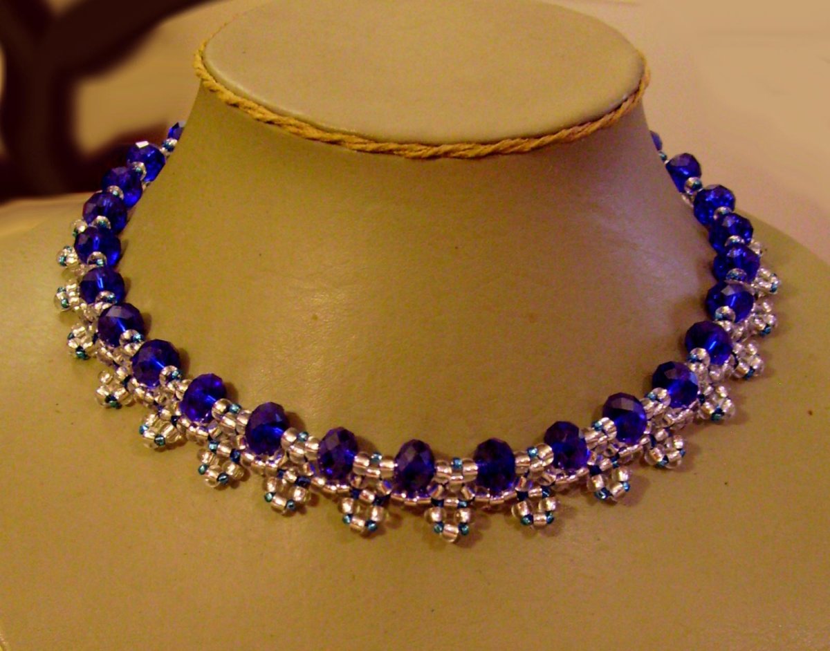 Ожерелье из бисера и бусин