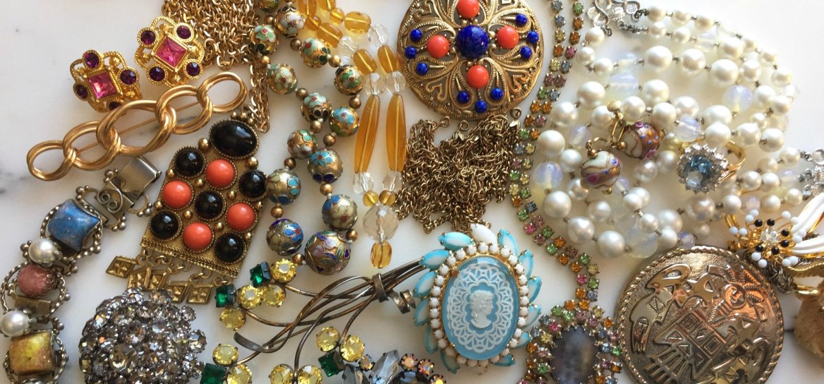 Винтажные украшения много