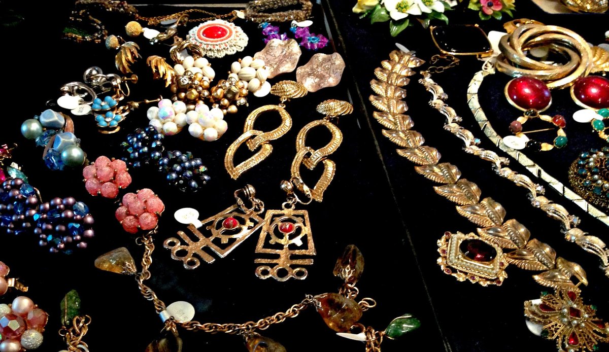 Бижутерия на черном фоне