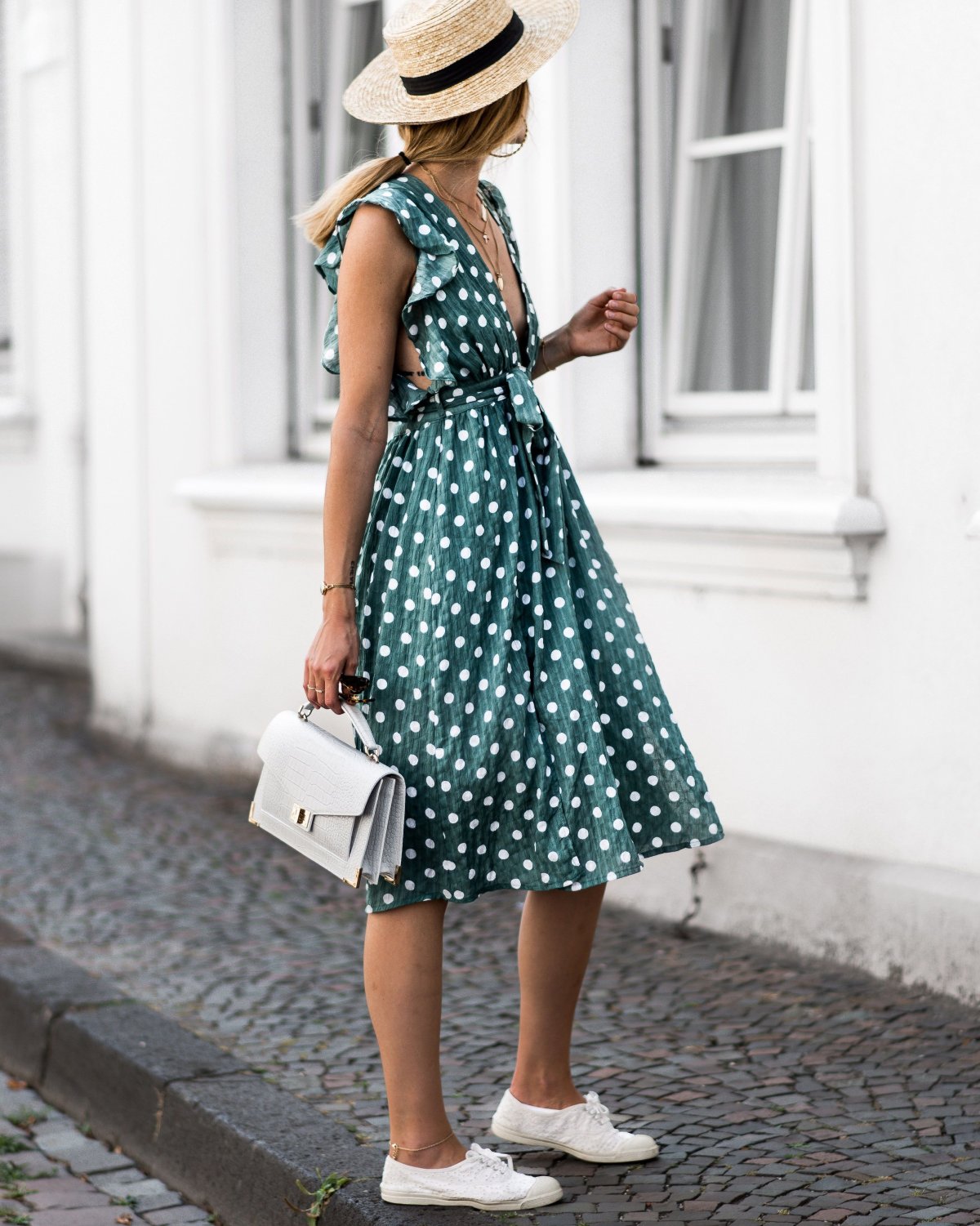 Зеленое платье в белый горошек