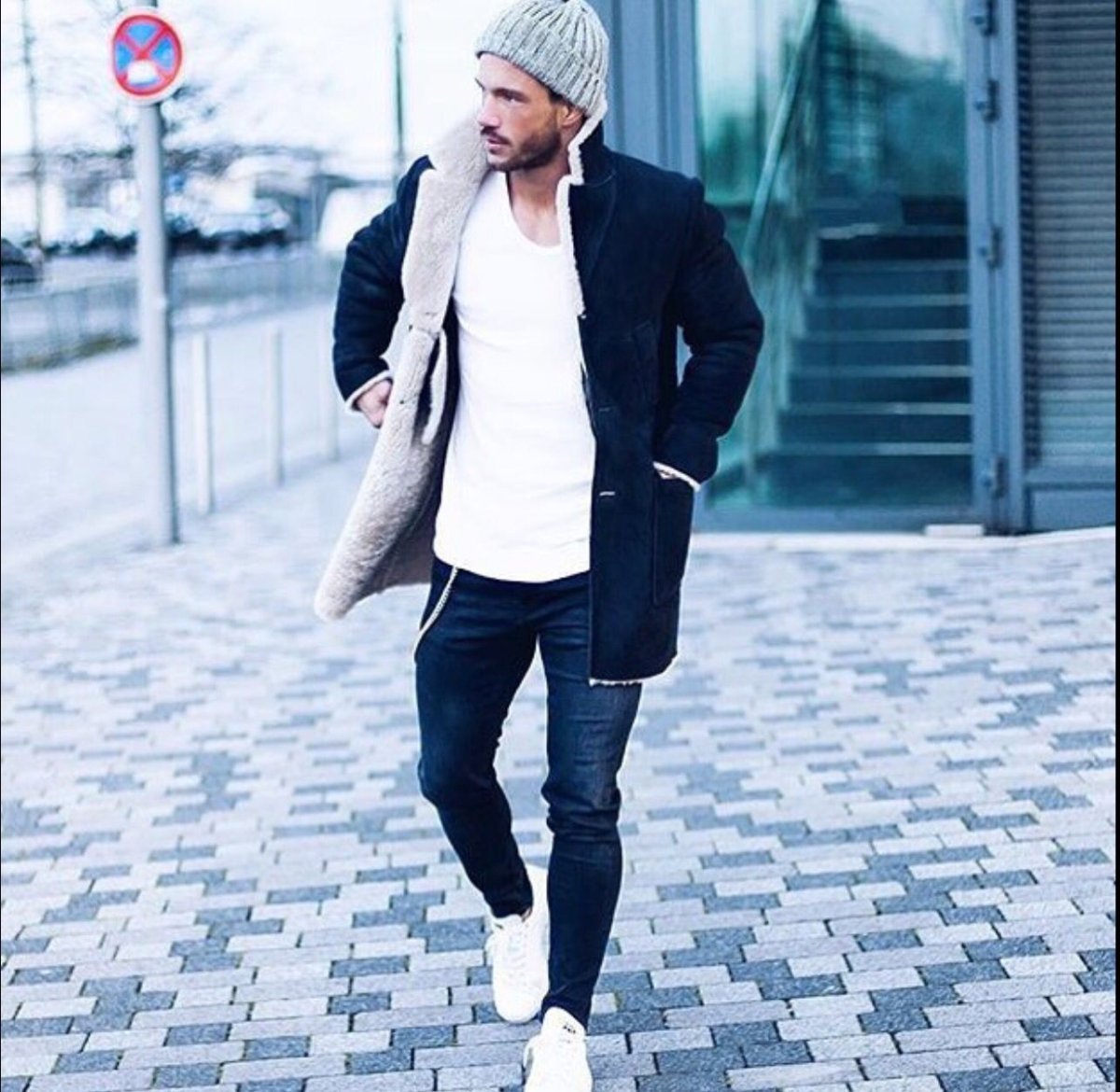 Мужская дубленка и кеды