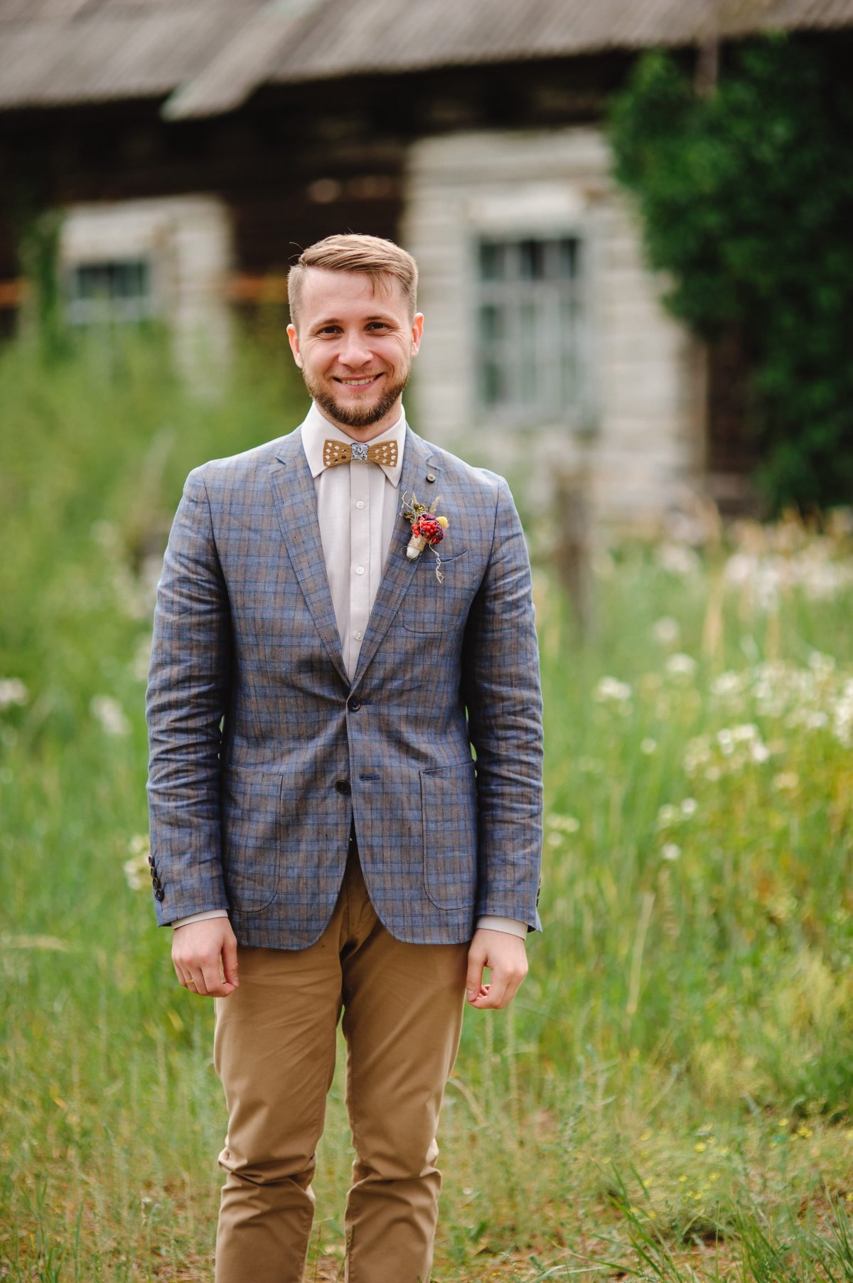 Бабочка к голубому костюму и белой