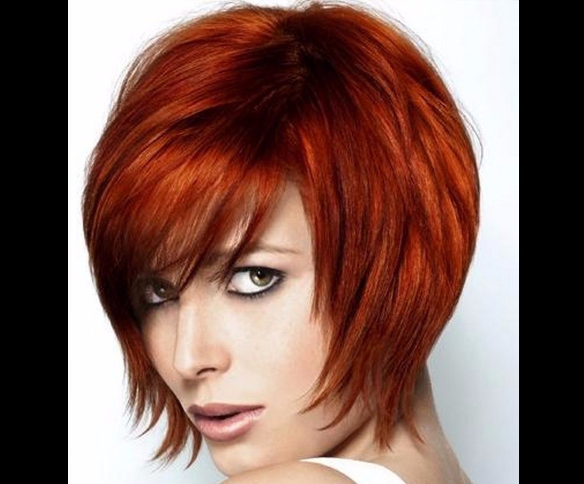 Девушка с короткими красными волосами