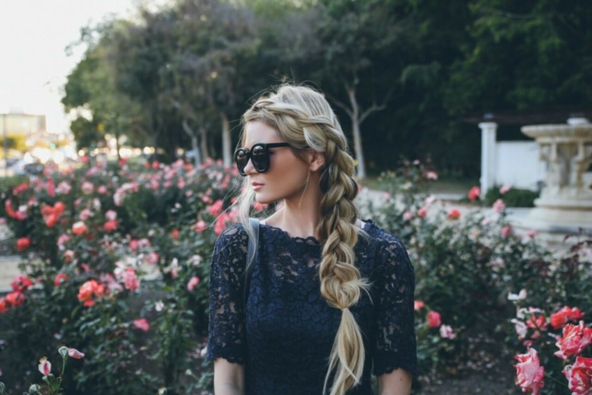 Женщина с косой блондинка