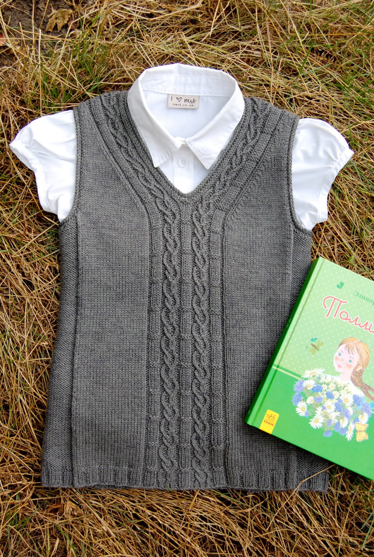 Вязаная жилетка