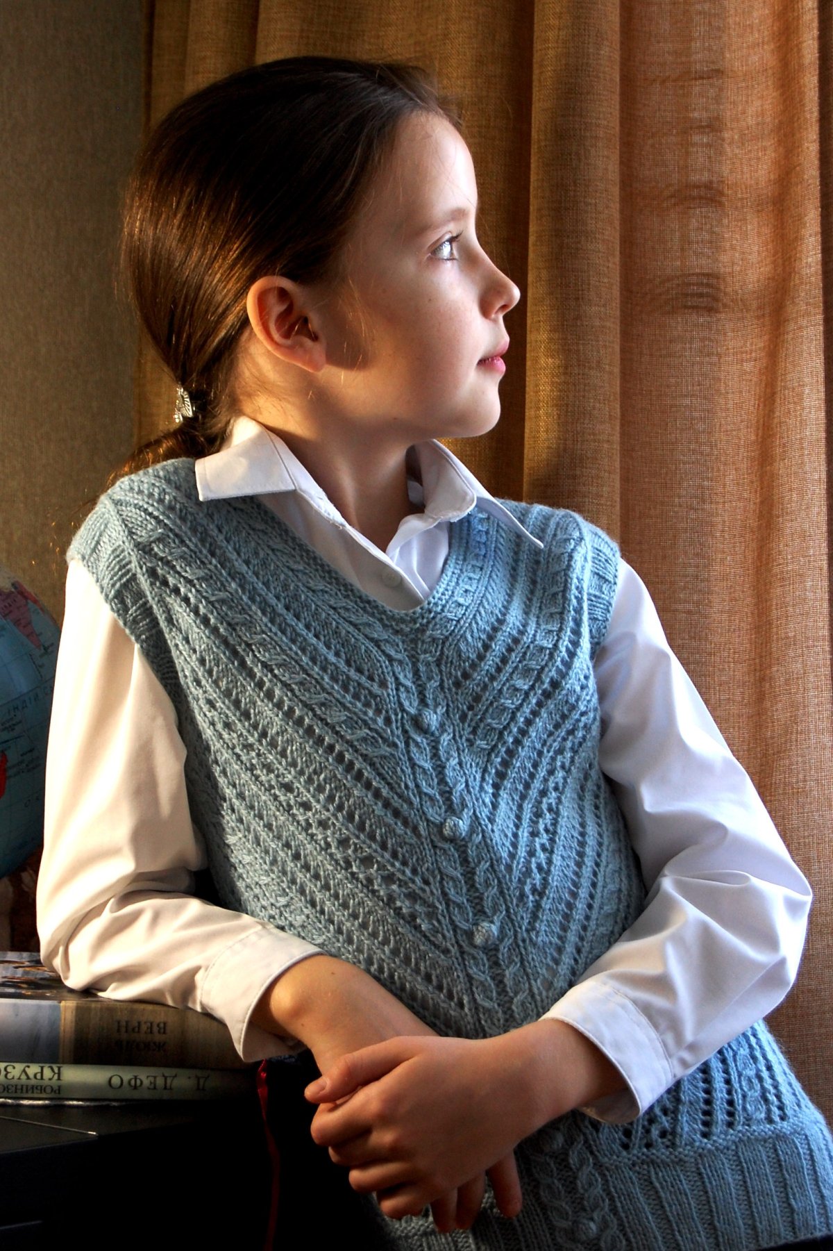 Кофта жилетом в школу мода