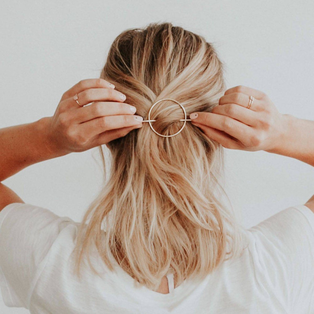 Прически с заколками на короткие волосы