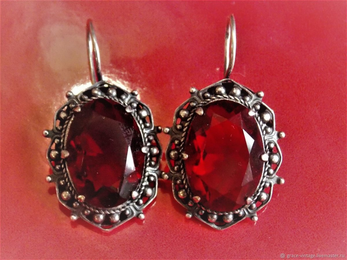 Серебряные серьги с гранатом