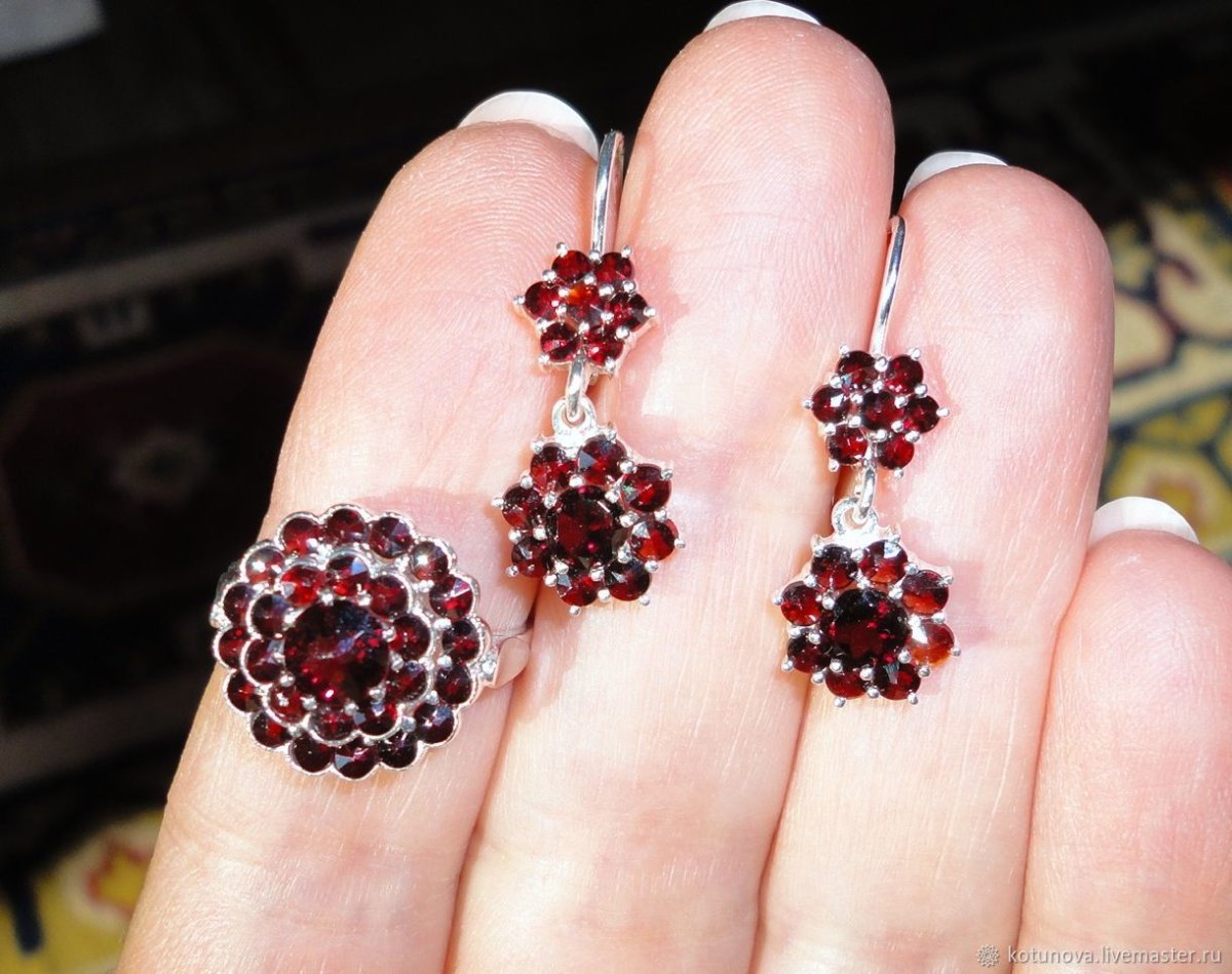 Серебряные серьги Karluv most с гранатами и черным РОДИРОВАНИЕМ rne280