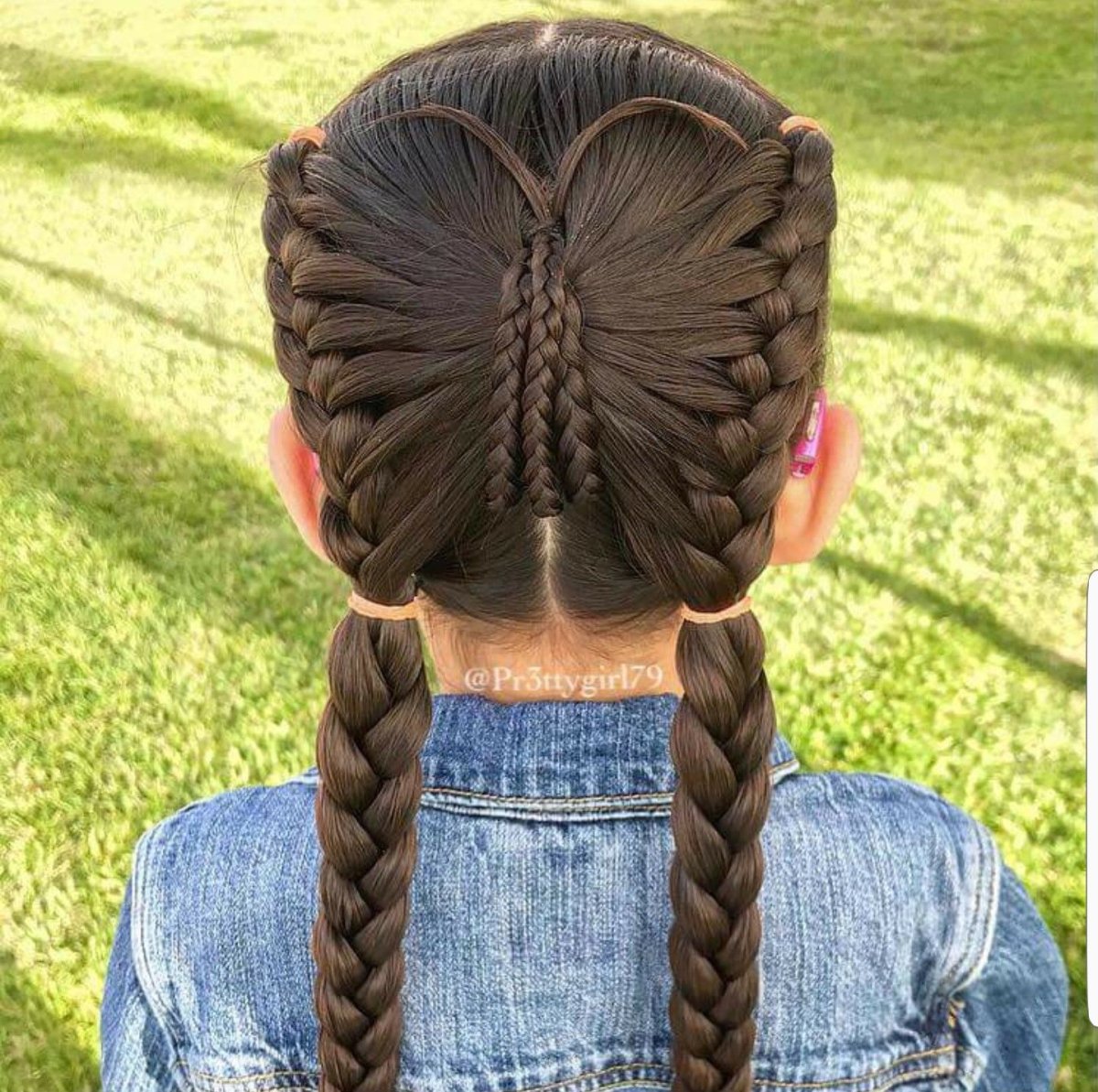 Девочка с косичками