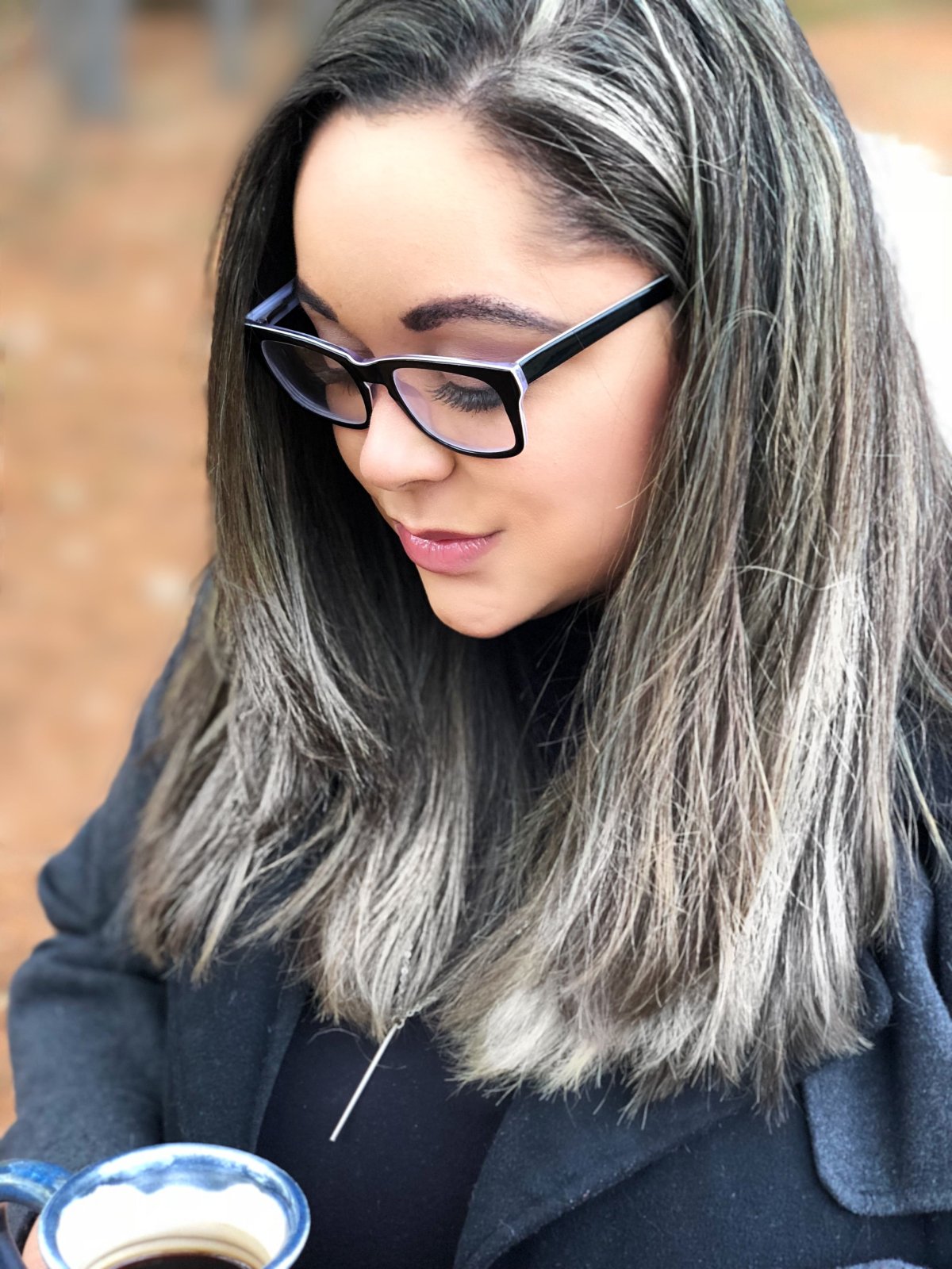 Чёрные волосы с седыми прядями