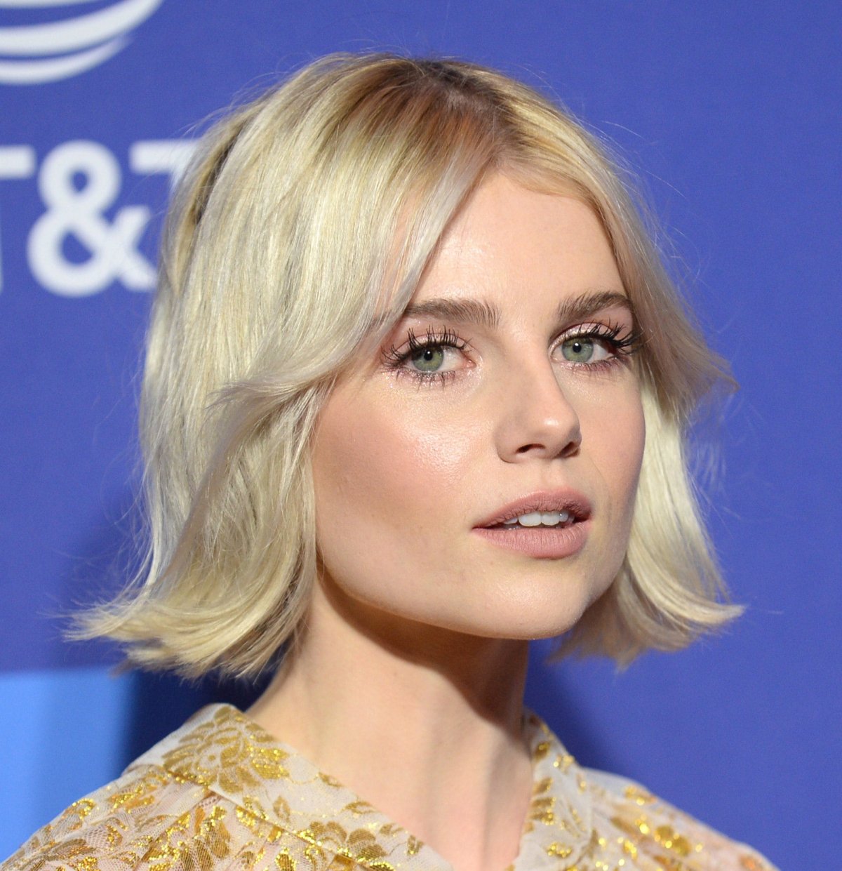 Каре с челкой блондинки