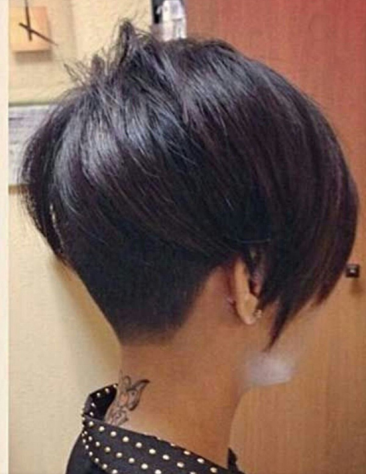 Короткие стрижки затылок треугольником