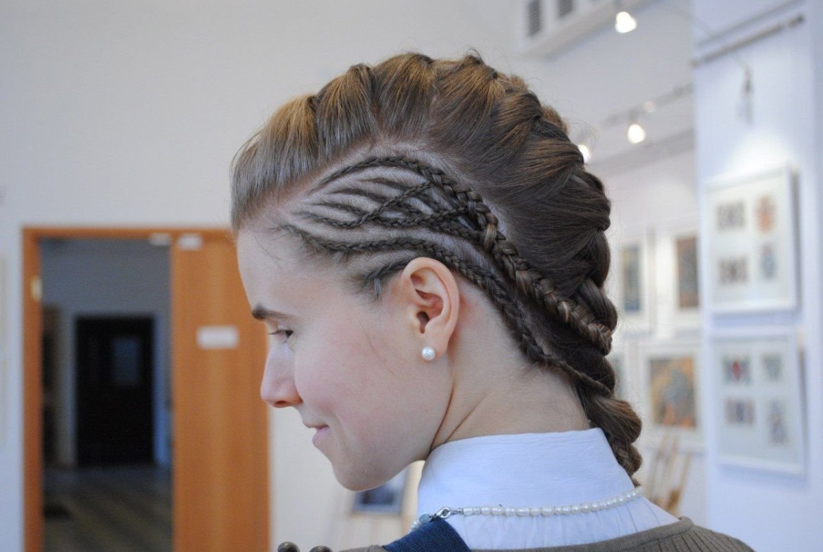 Боксерская прическа с косичками