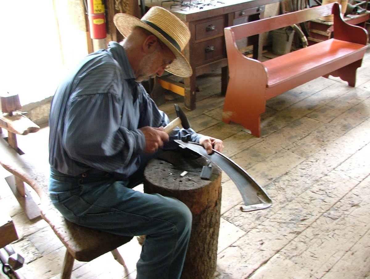 Отбивание косы литовки