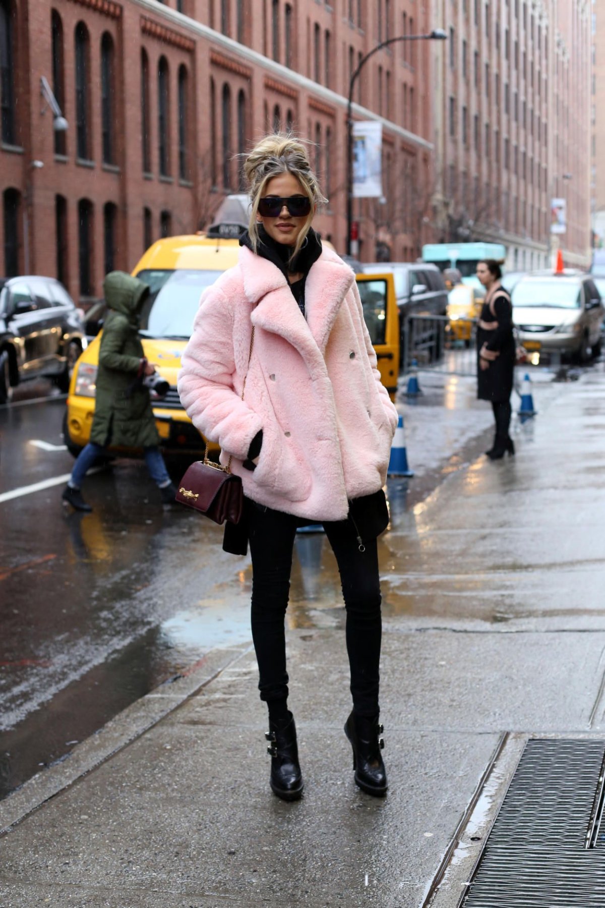 Девушка в розовой шубе