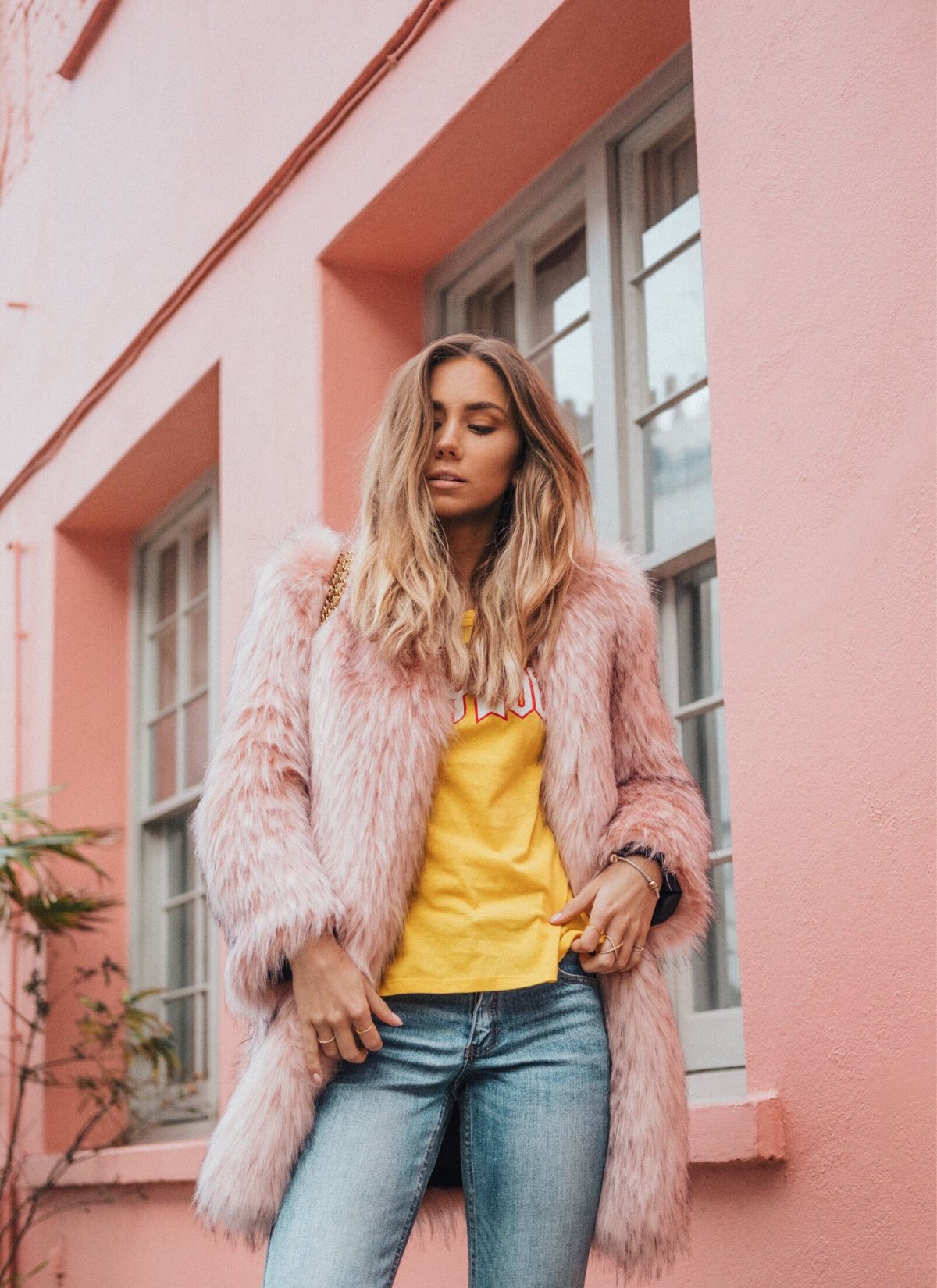 Кэндис Свейнпол в красной шляпе