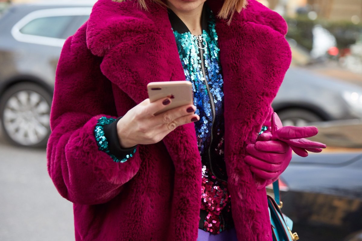 Розовая шуба подобрать сумку