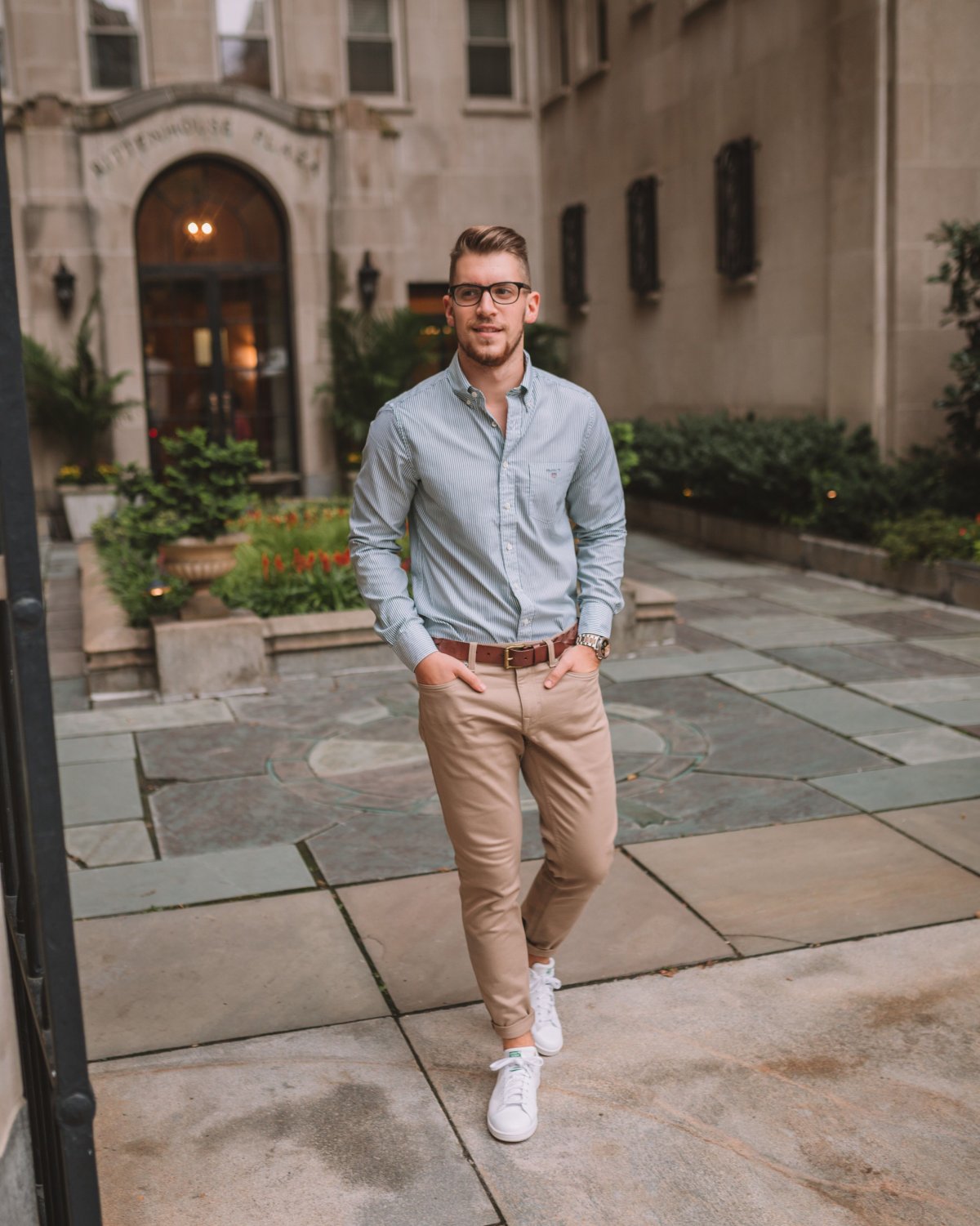 Мужской лук с бежевыми мокасинами