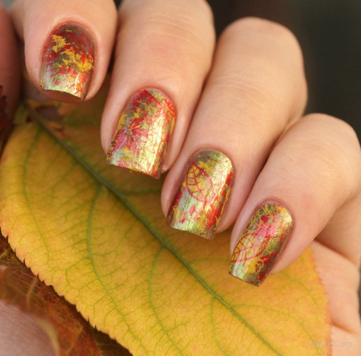 Яркий осенний маникюр
