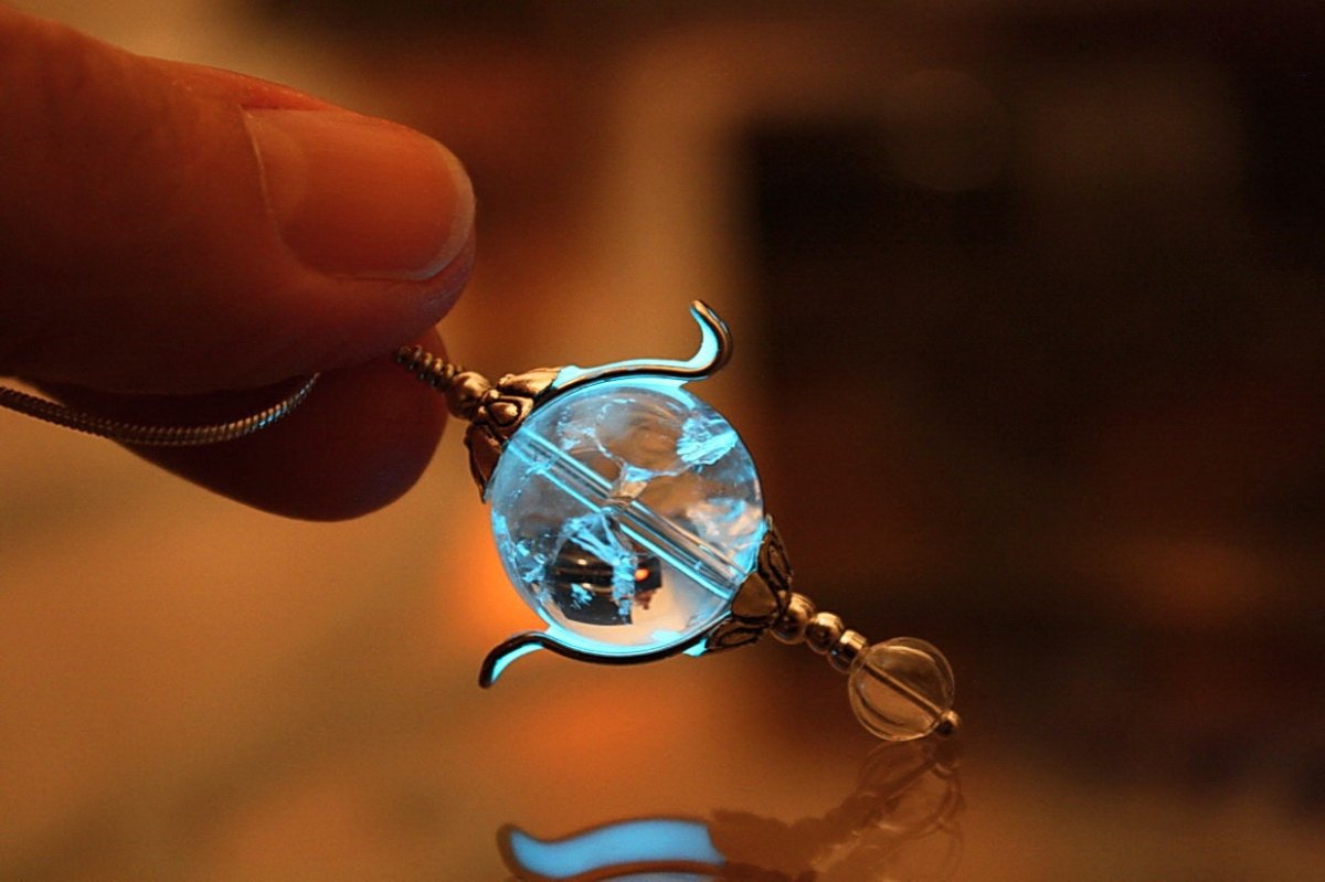 Кулон из стекла