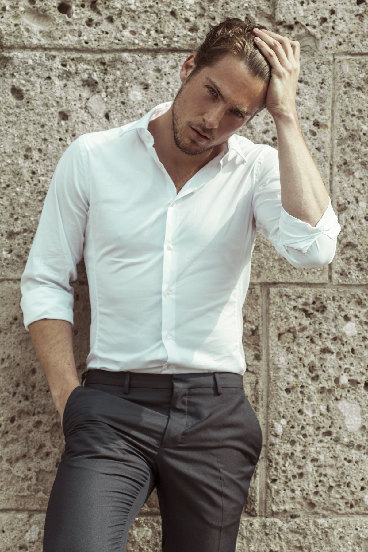 Стильный мужчина крепкий