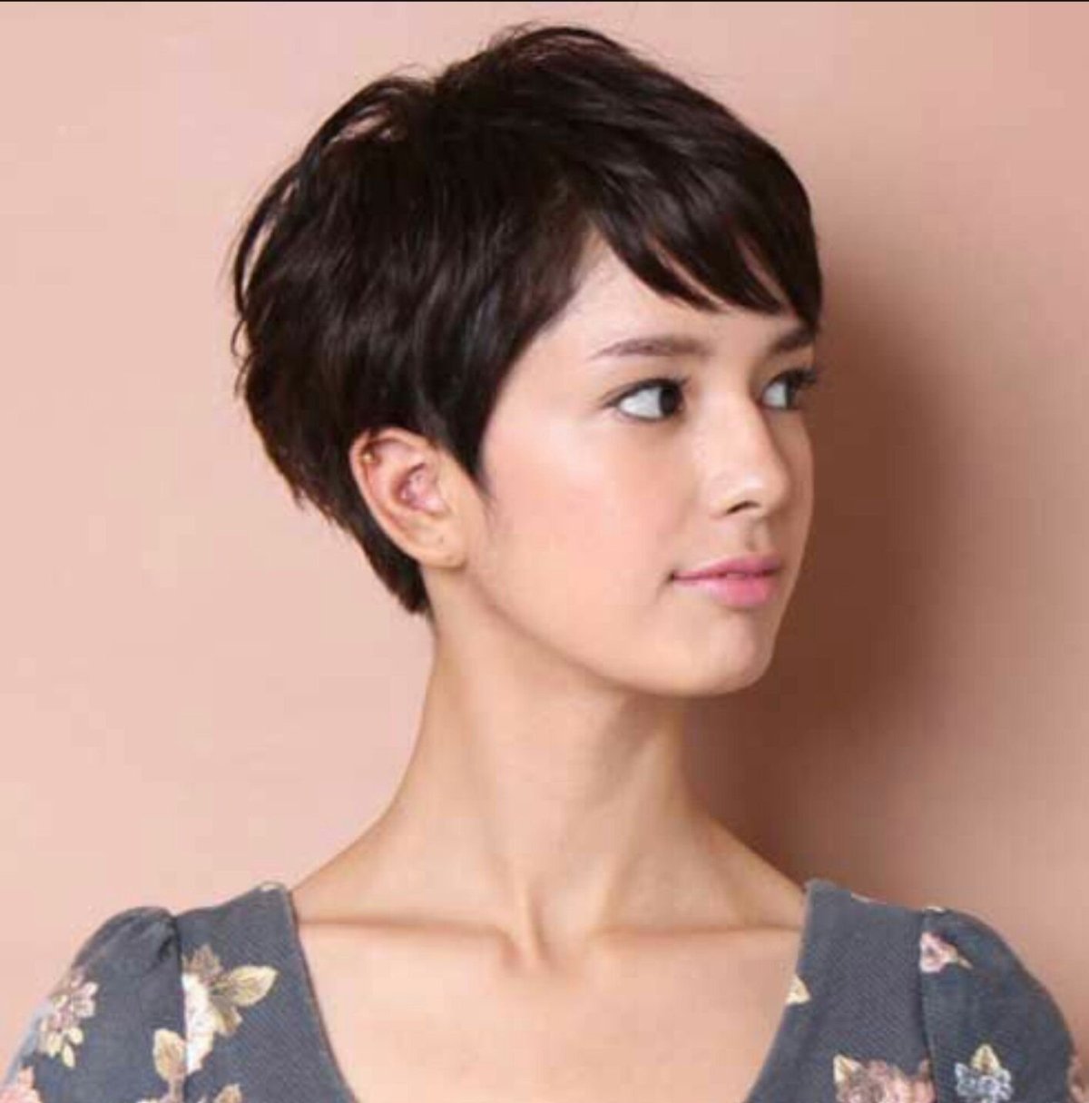 Женщина с короткой стрижкой по пояс