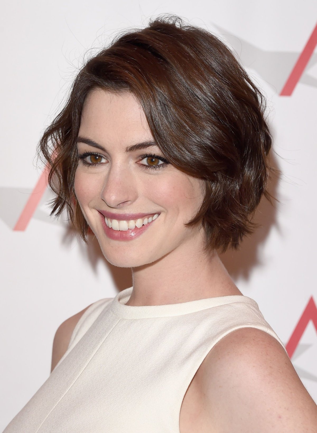 Энн Хэтэуэй стрижка Каскад