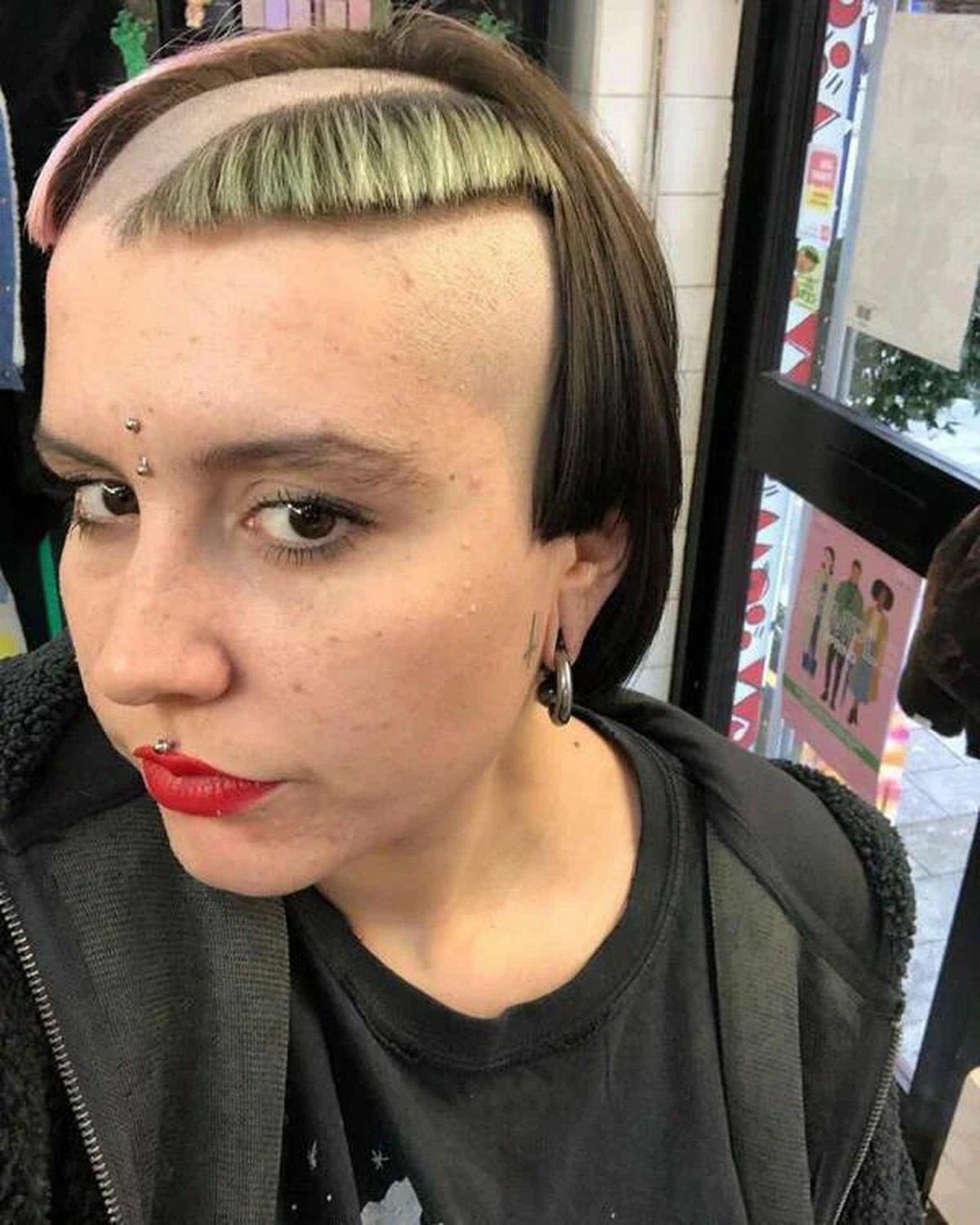 Короткие стрижки с выбритым виском