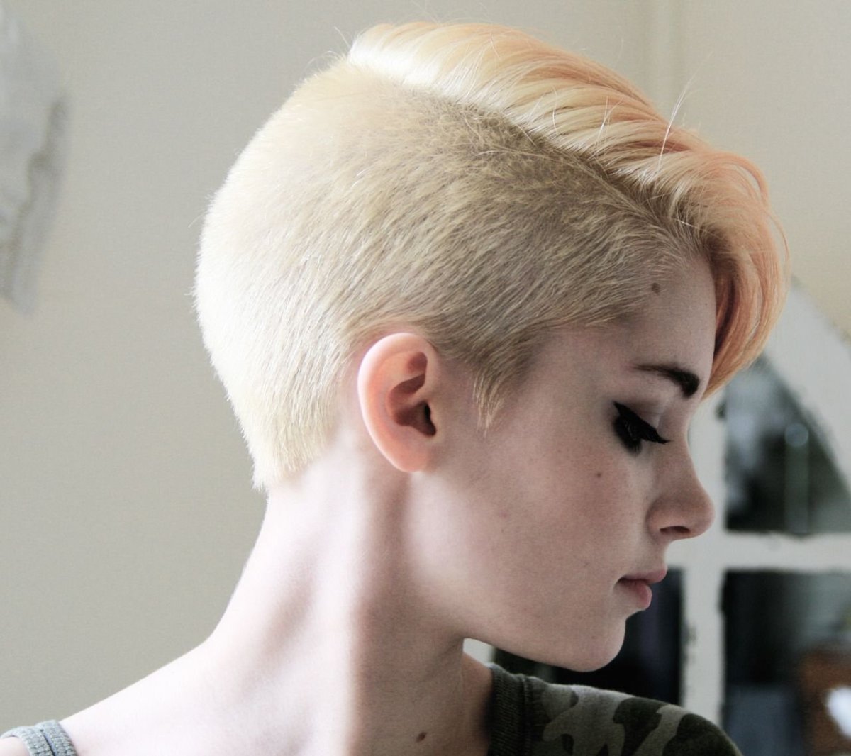 Длинные волосы с выбритыми висками