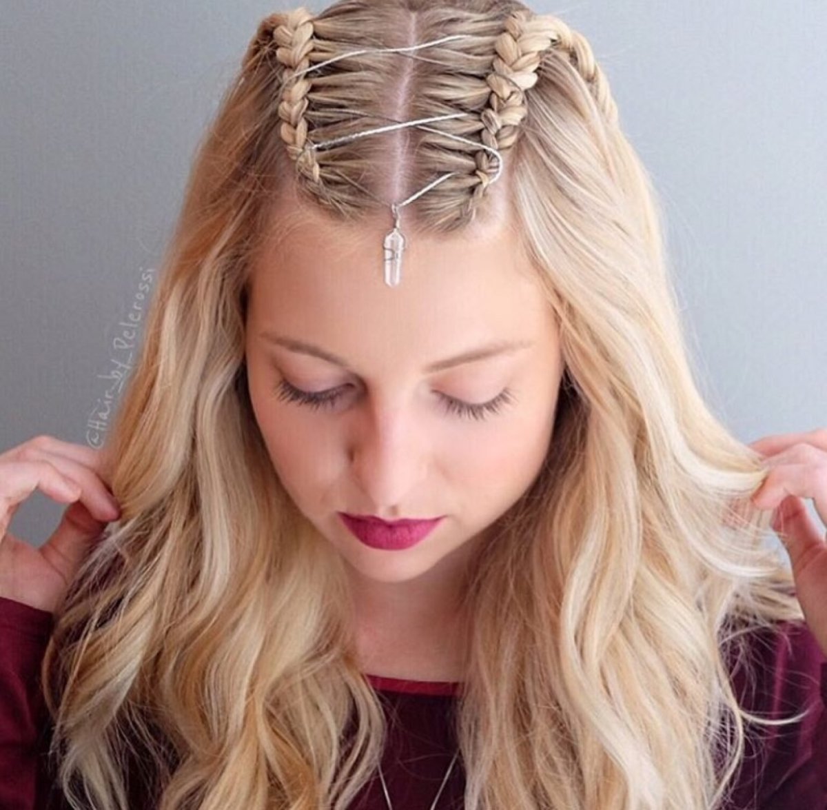 Девушка с косами