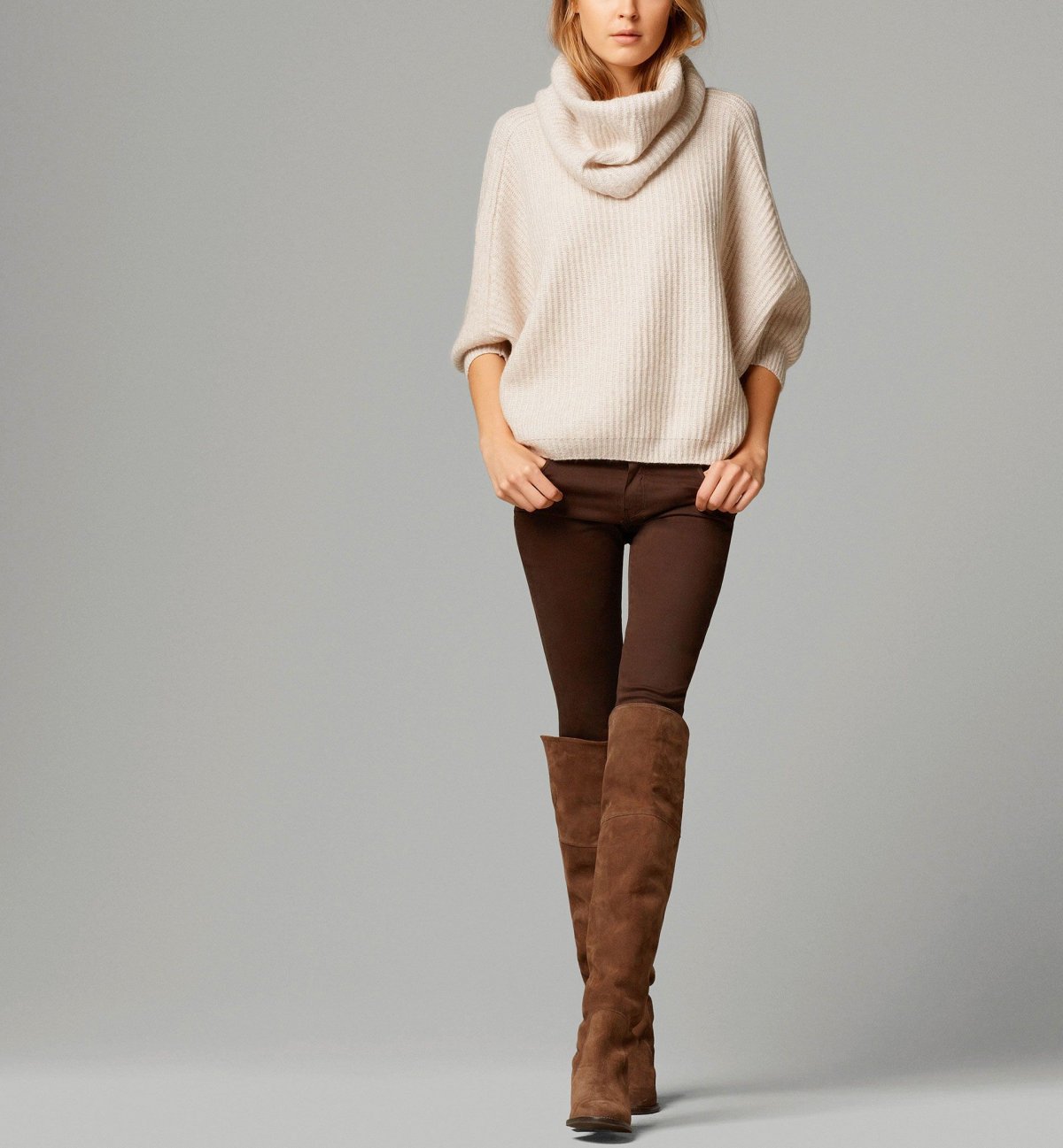 Длинный свитер и легинсы