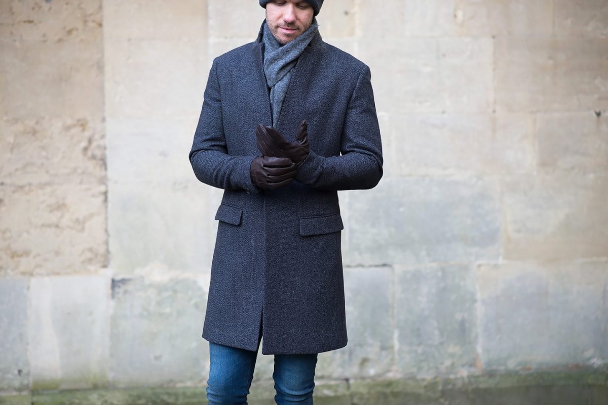 Черное мужское пальто синий шарф