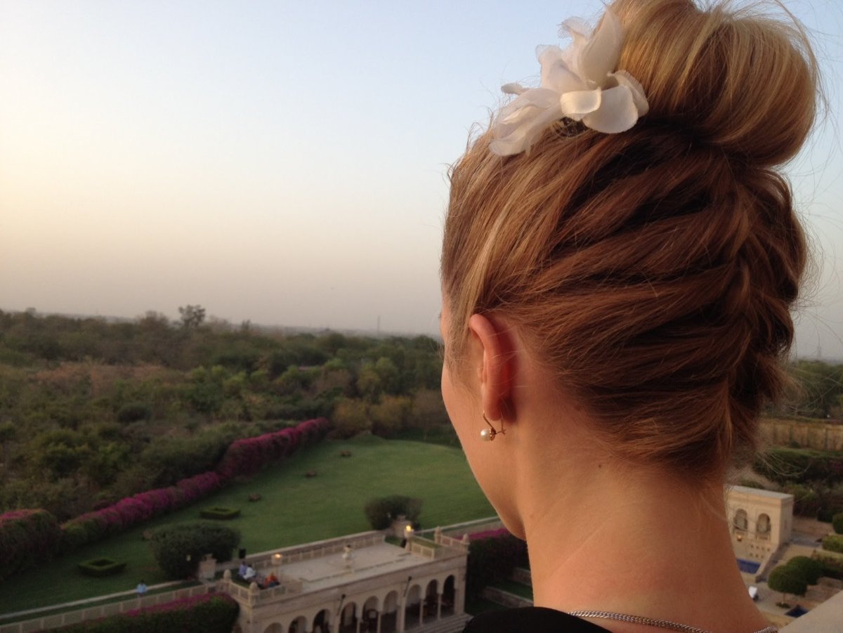 Косичка на затылке с пучком