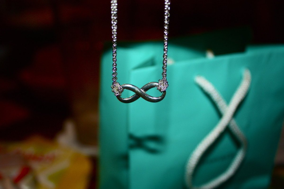 Колье Тиффани со знаком бесконечности