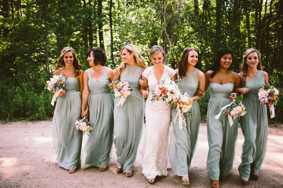 Оливковое платье подружки невесты