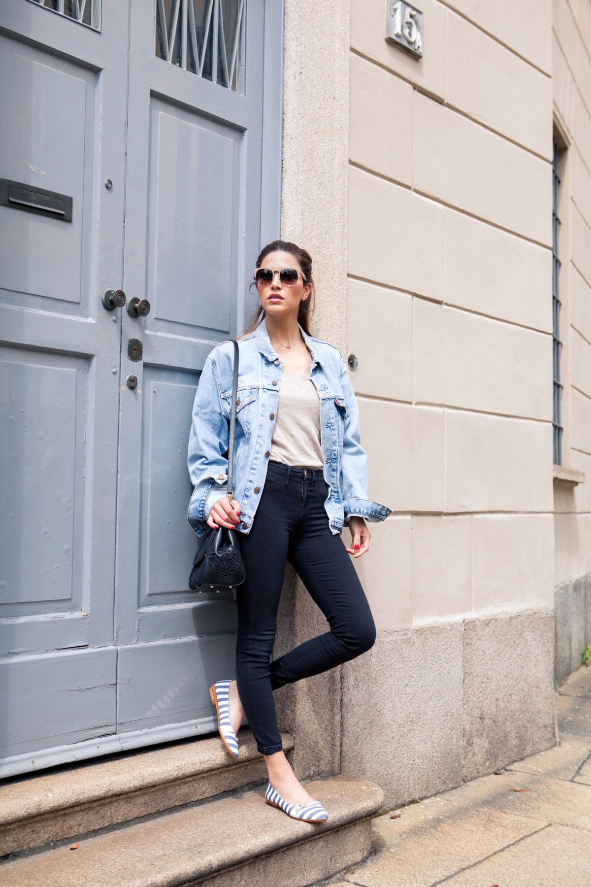 Изабель Гулар в куртке и джинсах