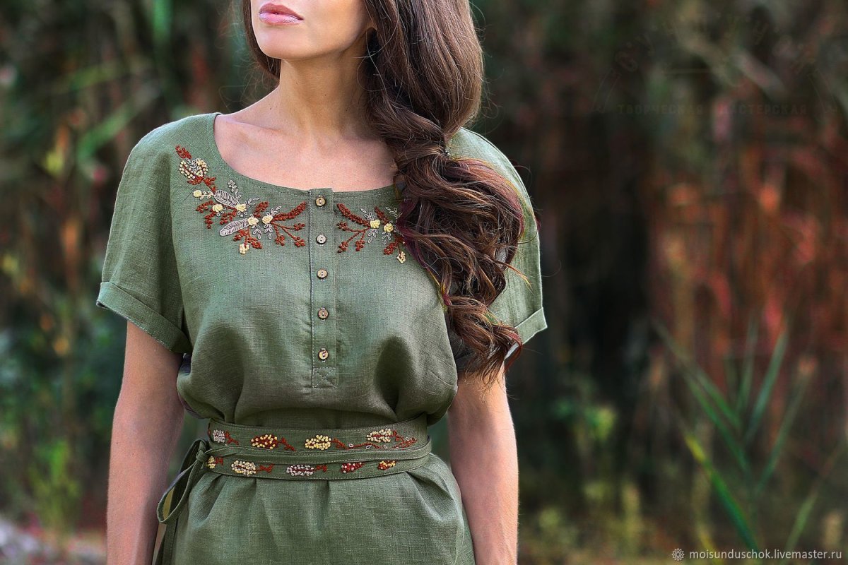 Платье из льна с вышивкой